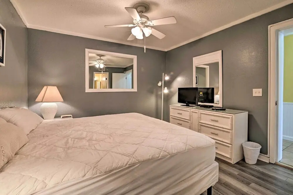 Walk to Beach: Condo w/ Balcony in South Myrtle