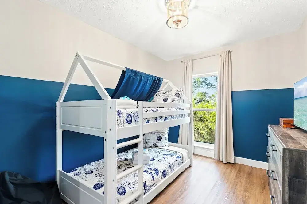 Sailors Cove: 5-bedroom, 4.5 Baths, Sleeps 12! Steps Away From the Beach!