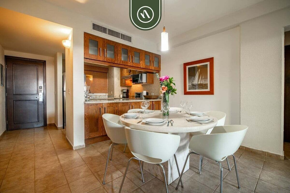 3BR Condo in the Krystal Grand Hotel - Beach