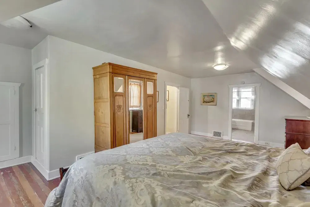 Historic Manor House 3.5 Blocks from Convention Cente