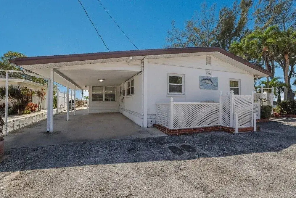 Ugly Tuna Down 1 Bedroom Cottage by RedAwning
