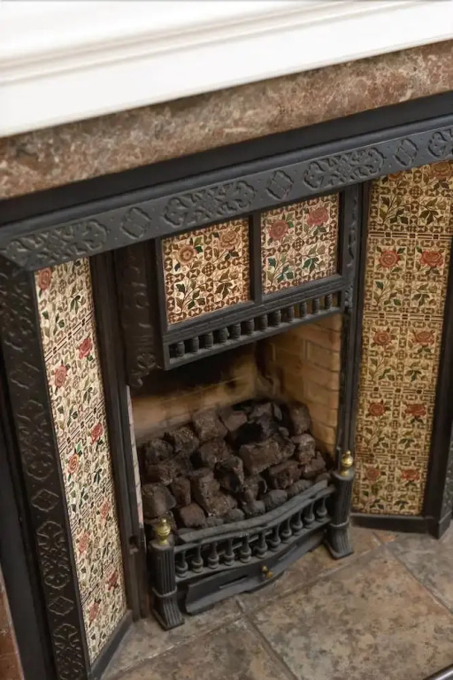 Lovely New Town 2 Bedroom Flat With Fireplace
