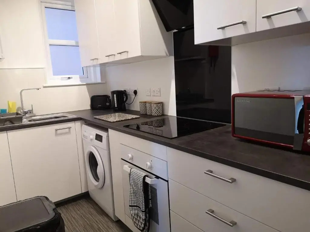2 Bedroom Apartment at Kent Escapes Short Lets & Serviced Accommodation Kent, Bouverie Escape Folkestone with Wifi