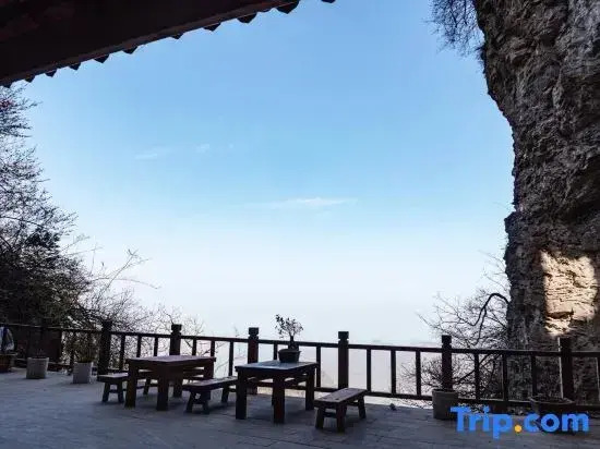 Wudang Mountain Golden Top View Tower (Golden Ding Scenic Area)