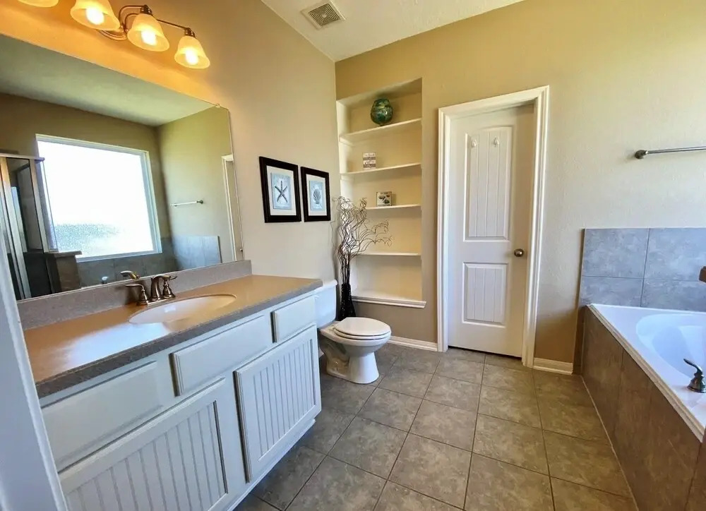 Janie's 4 Bedroom Home by RedAwning