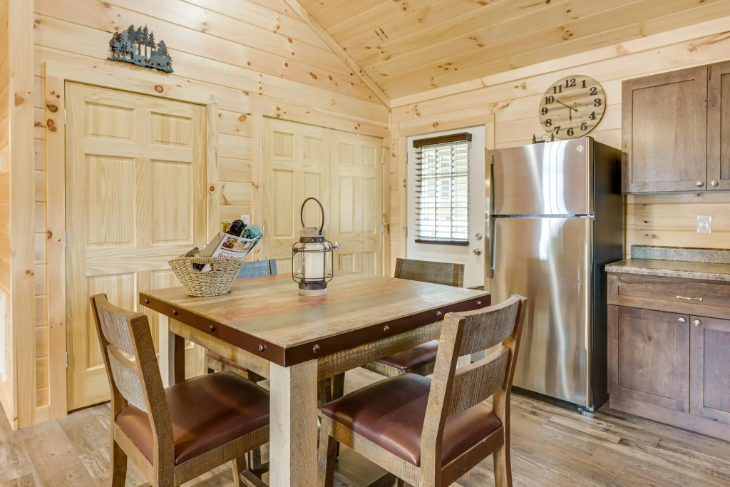 Paws in the Air: Hot Tub, Close to Area Attractions, Restaurants, & Shopping: 5 minutes from the Parkway