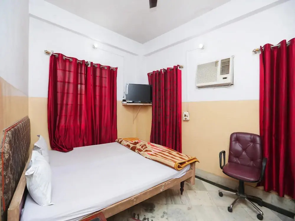 SPOT ON 45472 Hotel Savitri