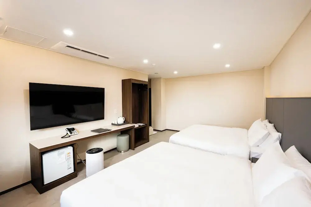 Vavant Tourist Hotel