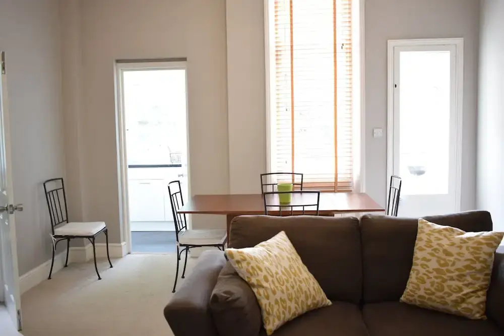 2 Bedroom Apartment With Balcony in Earls Court