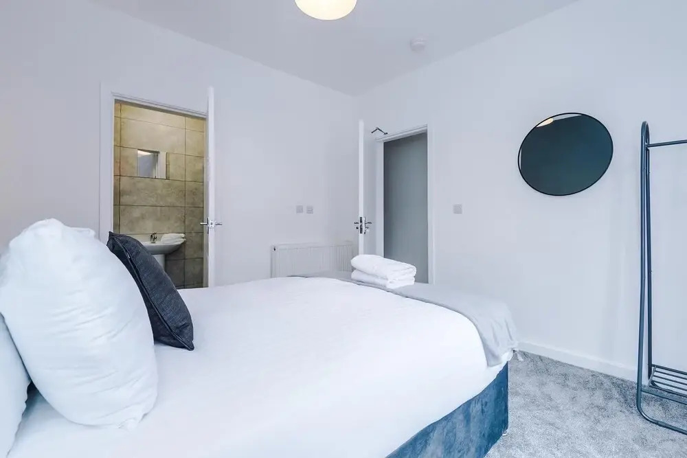 A-K Apartments - Cosy & Modern home, Superb Location, Street Parking Sleeps 6