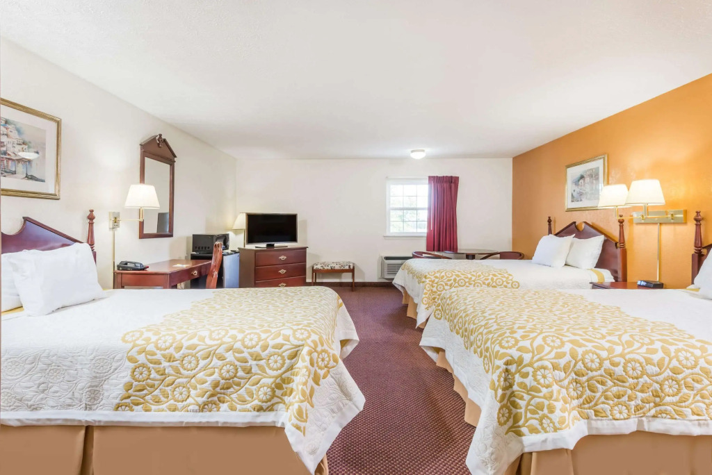 Days Inn by Wyndham Amherst OH - Near Cleveland Cedar Point & Lake Erie