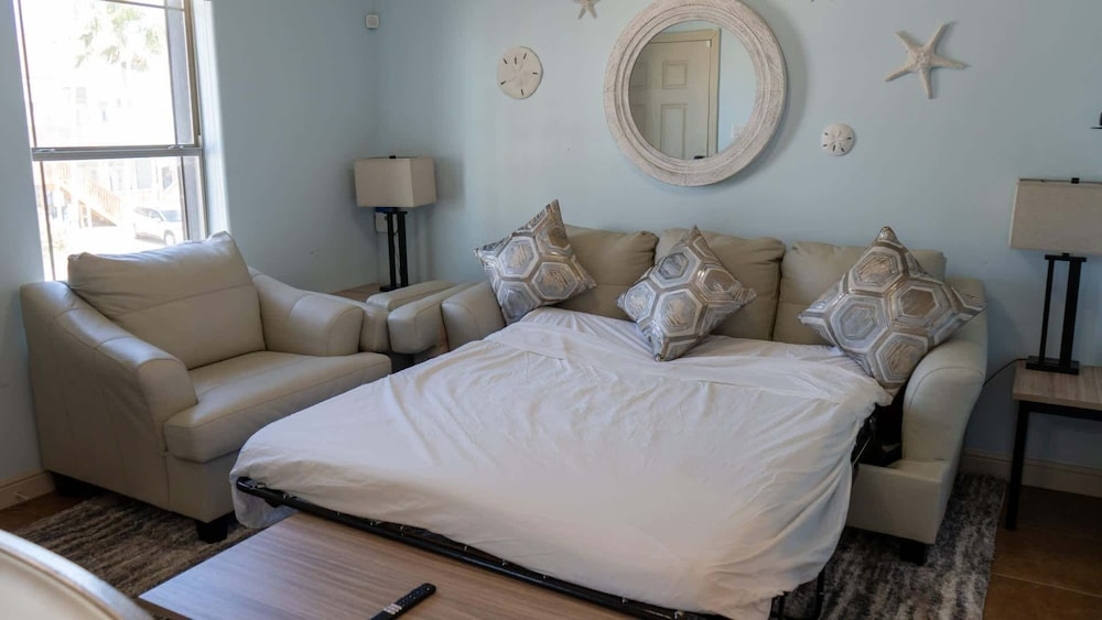 Near Beach Retreat - Ground Floor - Pool - Walk To All 2 Bedroom Apts