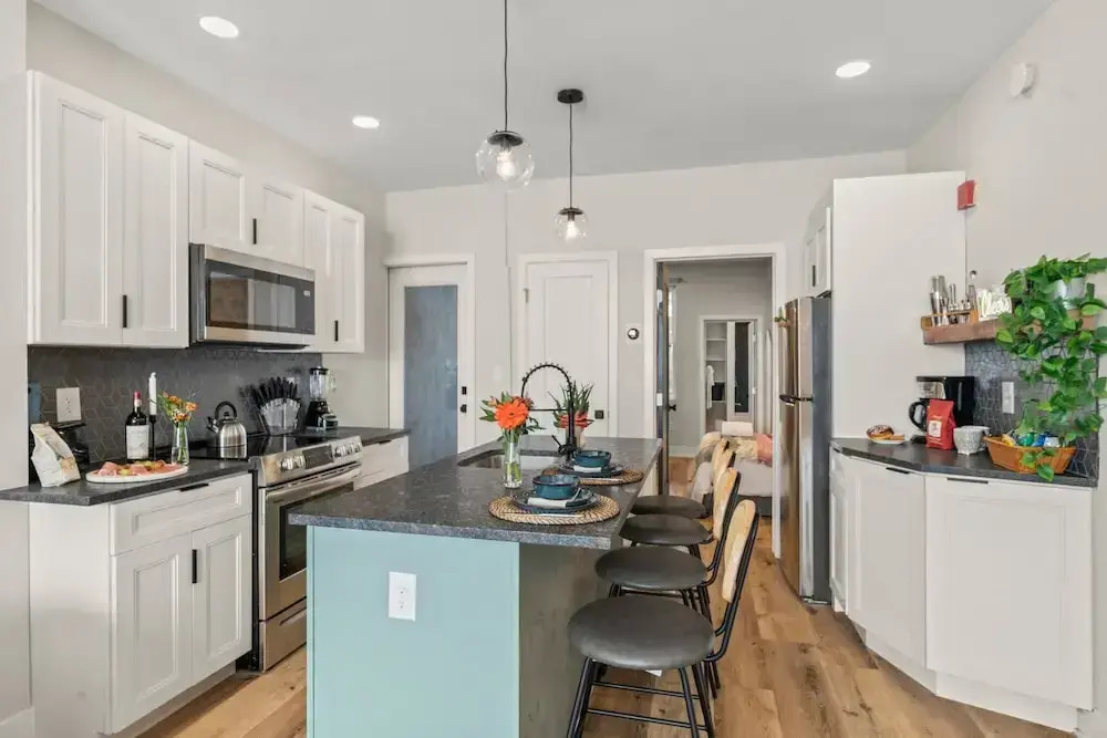 Passyunk Square Spacious 1BR - Huge Deck