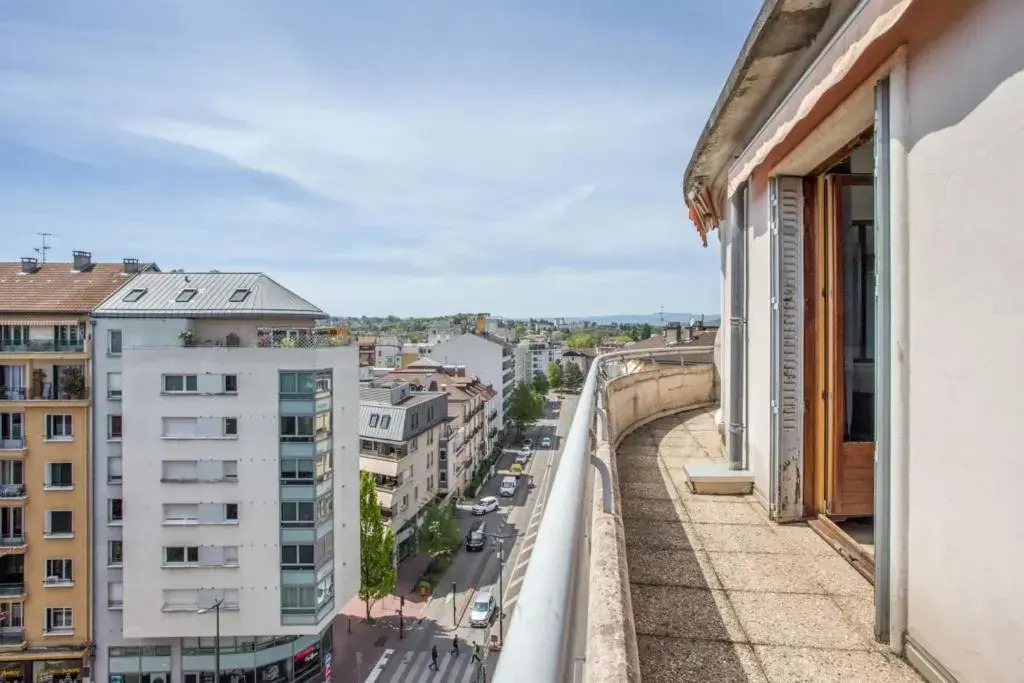 Modern 1br with terrace and a breathtaking view in Annecy