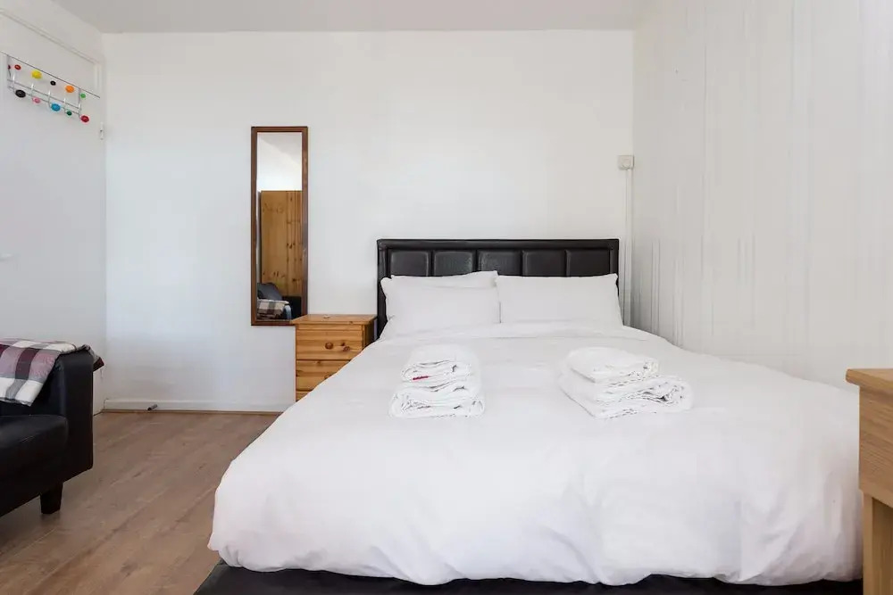 4 Bedroom Apartment in Shepherd's Bush Accommodates 10