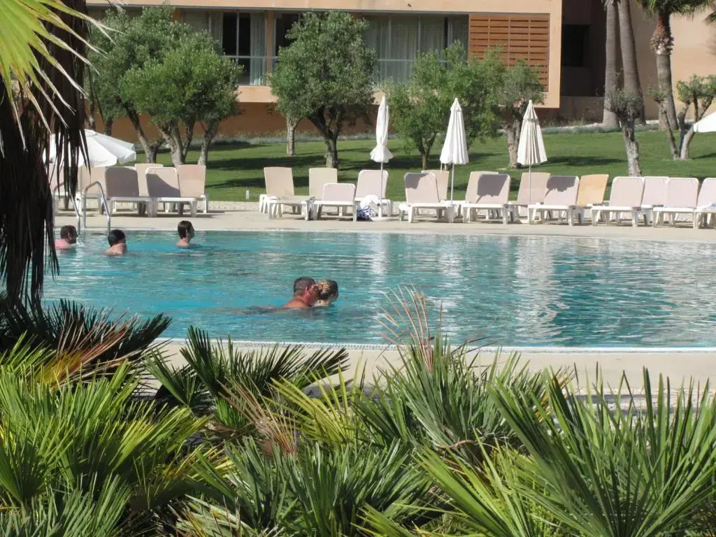 Herdade dos Salgados 2 Bedrooms T2-12A-1D is located next to the entrance of Vila das Lagoas Albu