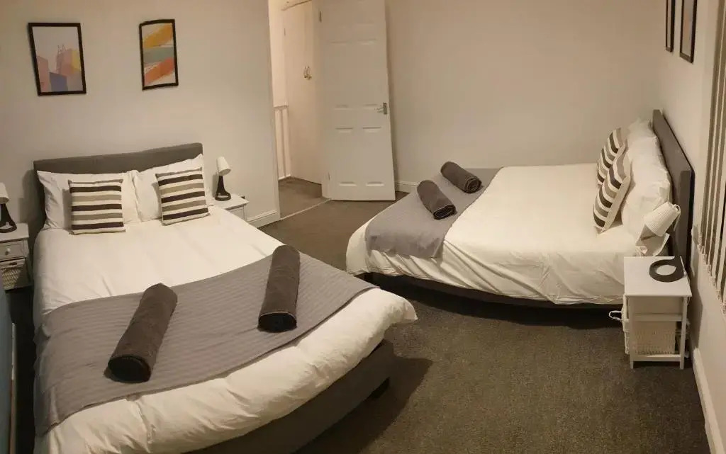 6 bed sleeps 10, walk 2 LFC & EFC, Parking,10 mins 2 City