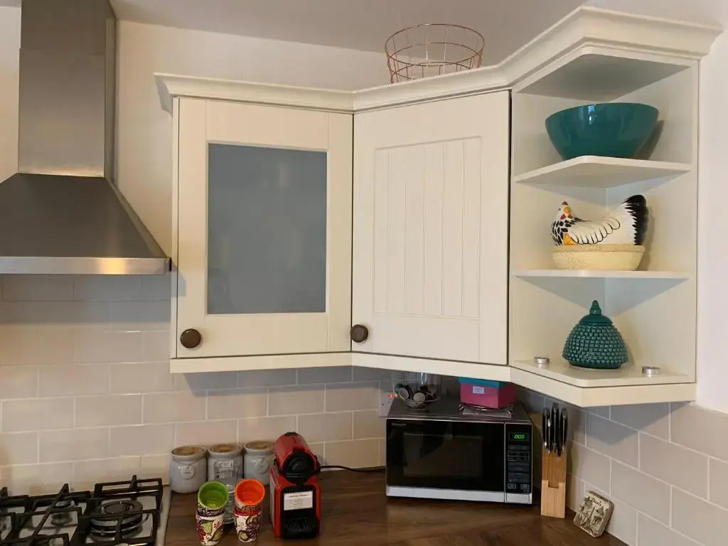 Riverside Channel5 "Holidays Homes in the Sun" Featured Central Canterbury Cottage with Free Parking