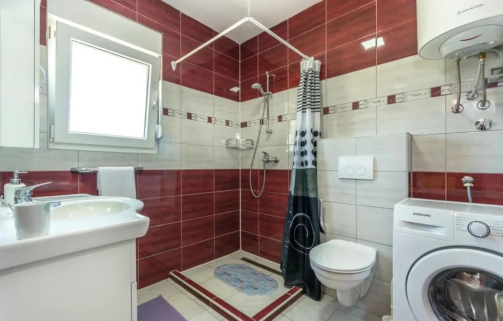 Beautiful Home in Perci With Wifi and 4 Bedrooms