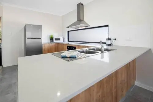 DAYDREAMING Airlie Beach, Water views & only 200m to boardwalk