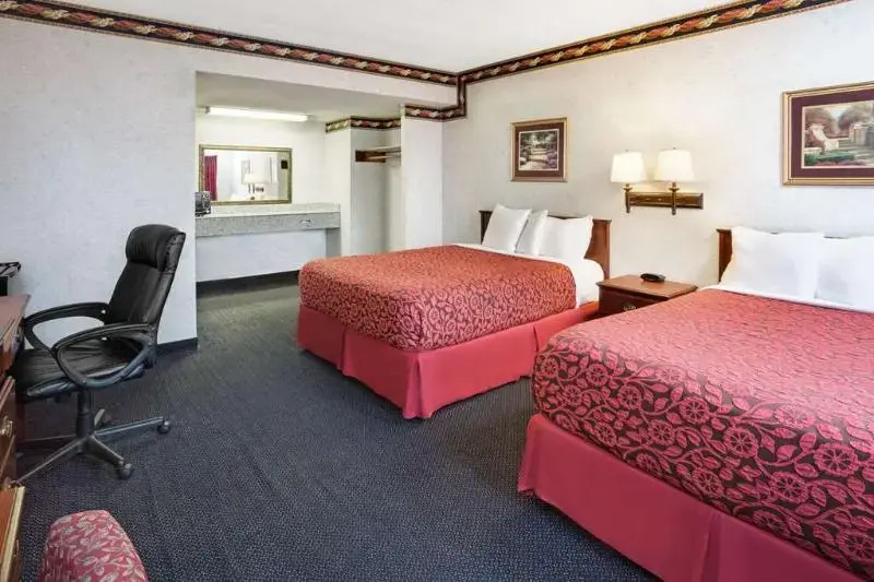 Days Inn By Wyndham Costa Mesa Newport Beach