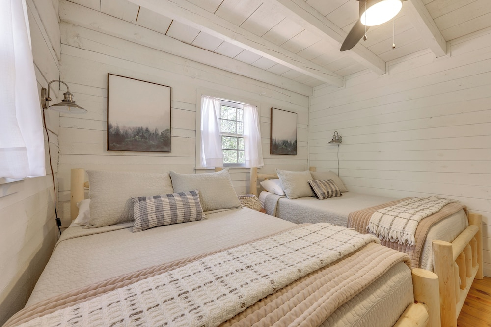 'peace of Aska' Cabin w/ Hot Tub & Fire Pit!