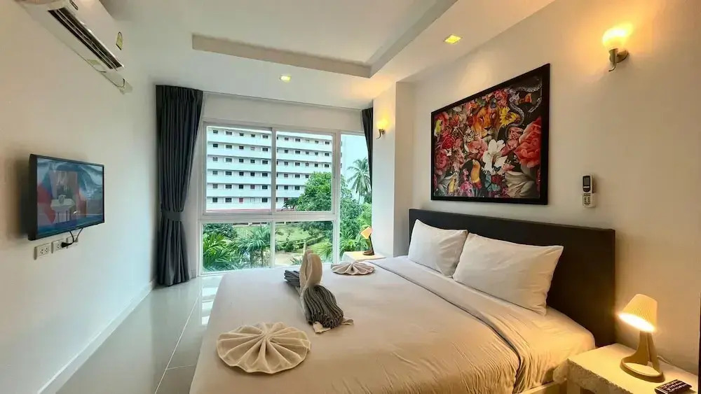 6-30 - 1 Bdr Condo With Balcony and Shared Pool