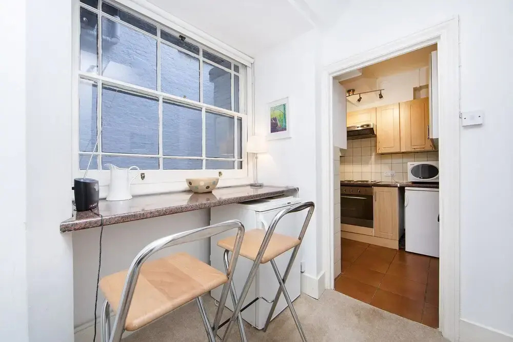 Queens Gardens - Large and Colourful 3 Bedroom Apartment in Bayswater