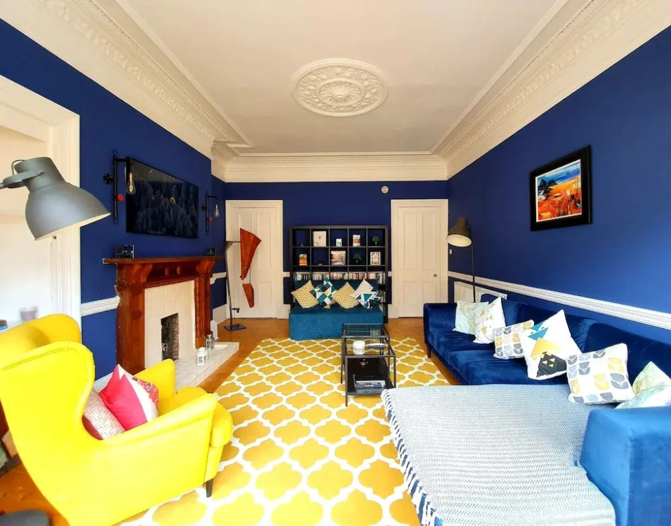 Gorgeous Light Apartment In West End