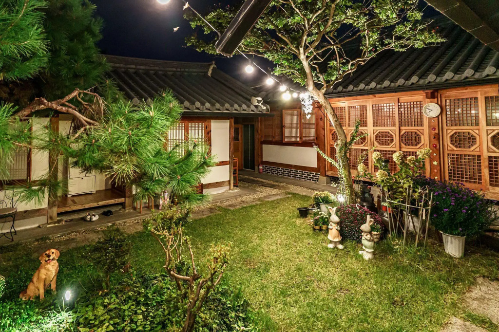 Jeonju Hanok Maeul Sarang Namu Hanok Pension