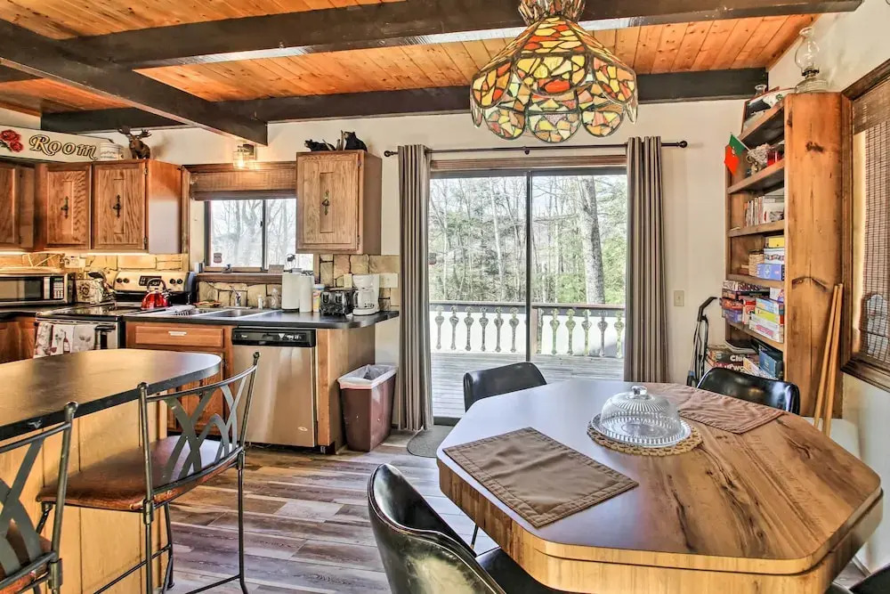 Swiss-style Chalet w/ Fireplace - Near Story Land!