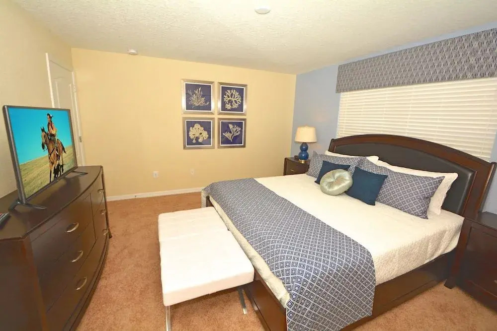 2971BP Posh Palace 4 Br home by RedAwning
