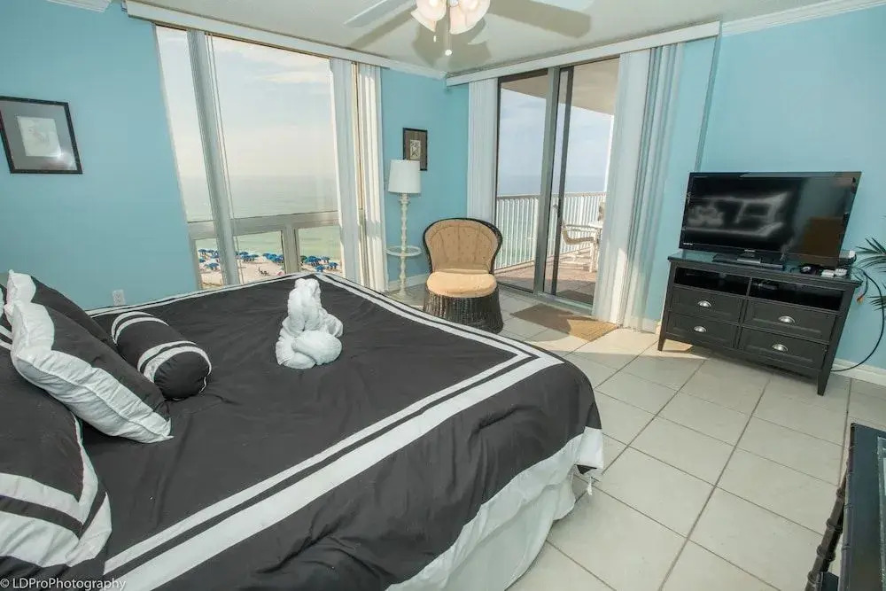 Shoreline Towers 2074 2 Bedroom Condo by RedAwning
