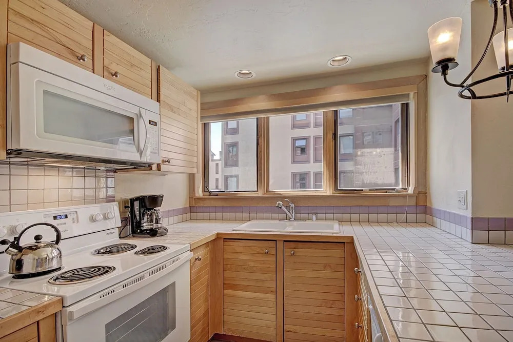 Stay Slopeside At Peak 9, Cozy Studio Steps To Apres& Dining Studio Bedroom Condo by RedAwning
