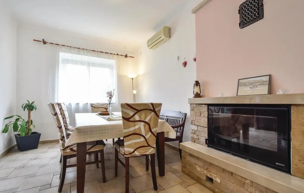Awesome Home in Kastel Luksic With Sauna, Wifi and 6 Bedrooms