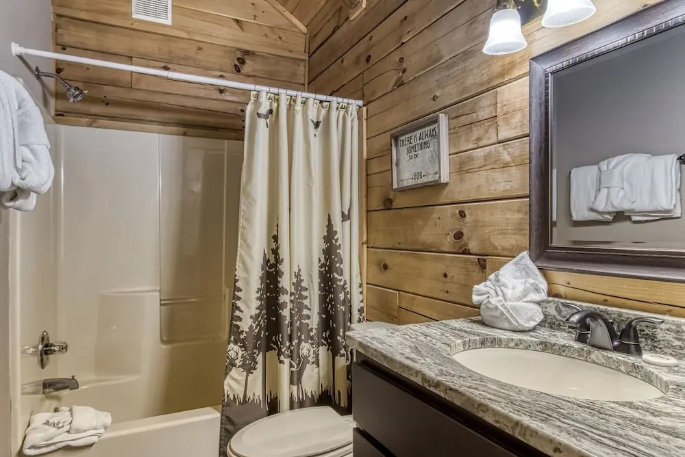 Cuddlin' Up, Er209 - Luxury At Its Finest And Location That Can't Be Beat! 2 Bedroom Cabin by RedAwning