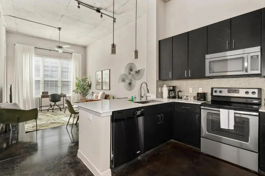 Luxurious - King Sized BED - MED Center Fully Equipped Condo