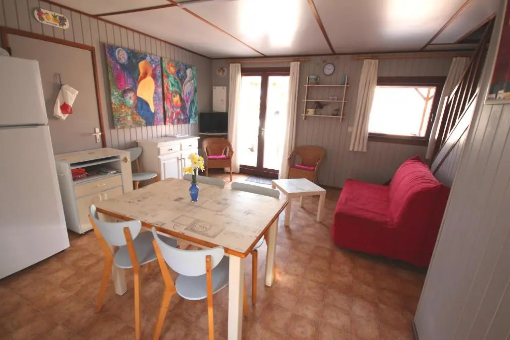 Domaine de vacances à 600m de la plage villa 2 chambres climatisées 4 couchages WIFI terrasse parking animations et piscines en supplément LRTAMB15