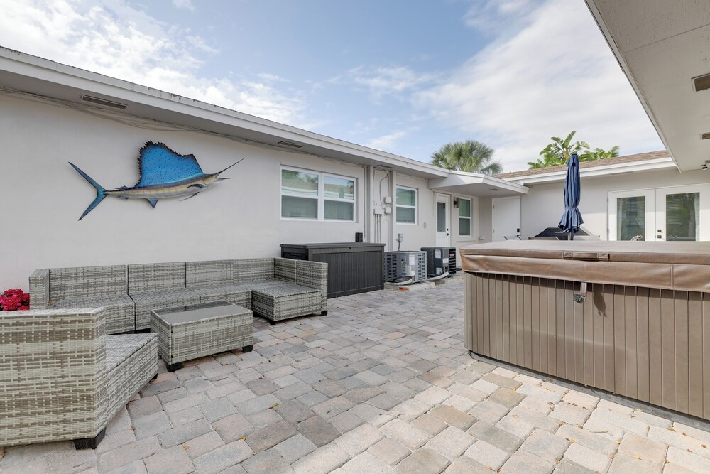 Hot Tub & Courtyard Access! North Palm Beach Home