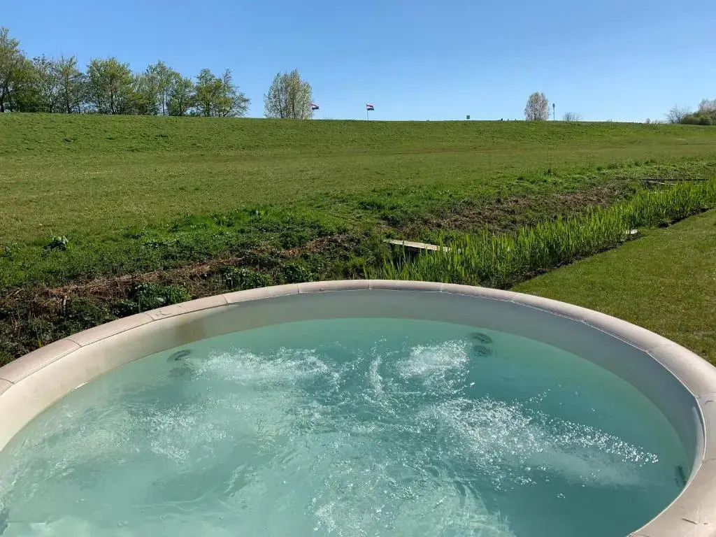 B&B Veluwemeer, jacuzzi, swim spa, sauna, steam bath and sandy beach