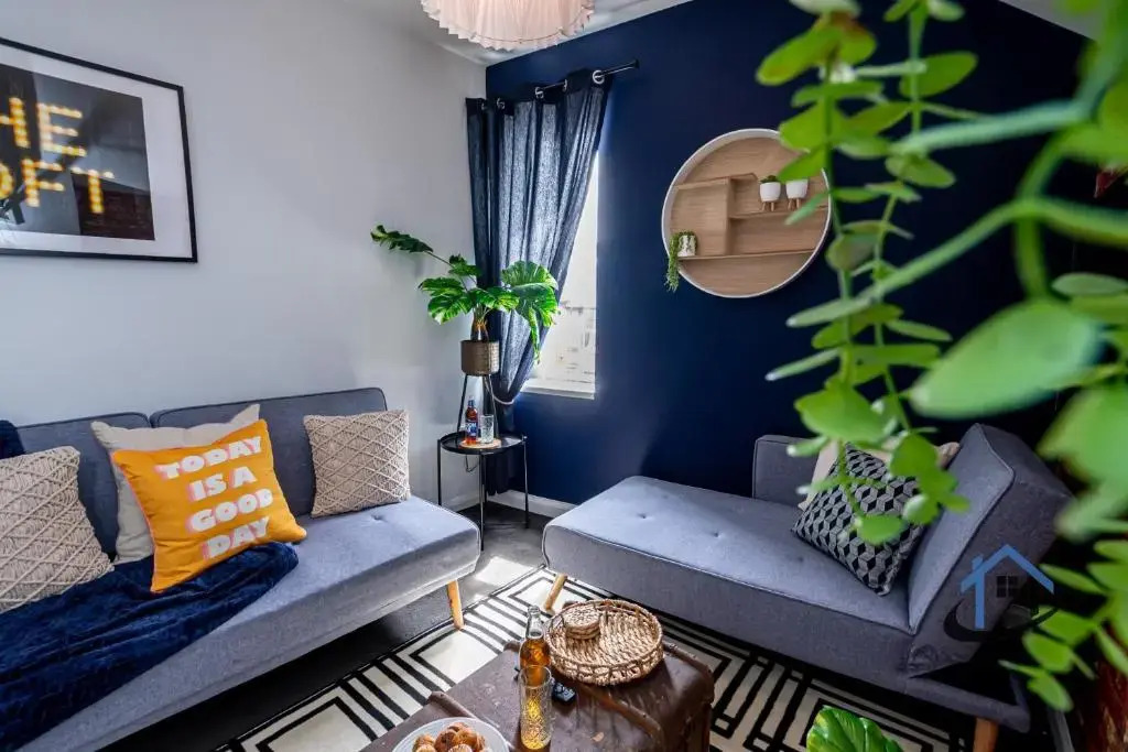 Flat 5, super king bed, free parking, workspace, free wi-fi
