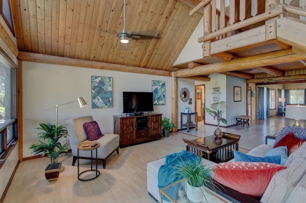Hale Anuenue Nuku - The Rainbows End 3 Bedroom Home by RedAwning