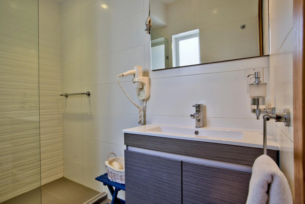Raphaels - 2 Bedroom Apartment by Solea Holiday Homes