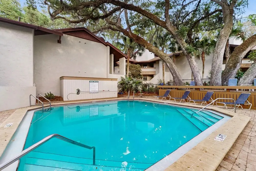 Ground Floor Condo With Private Patio, Full Kitchen, Beach Access and Pool