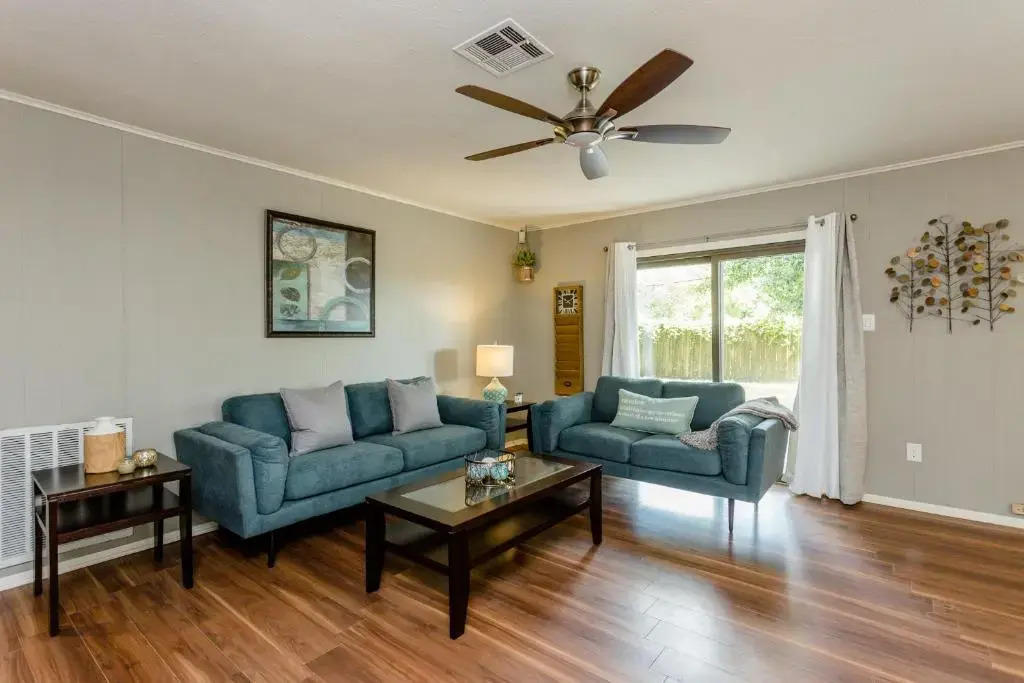 The Red Door Sunflower - Updated Home in Houston