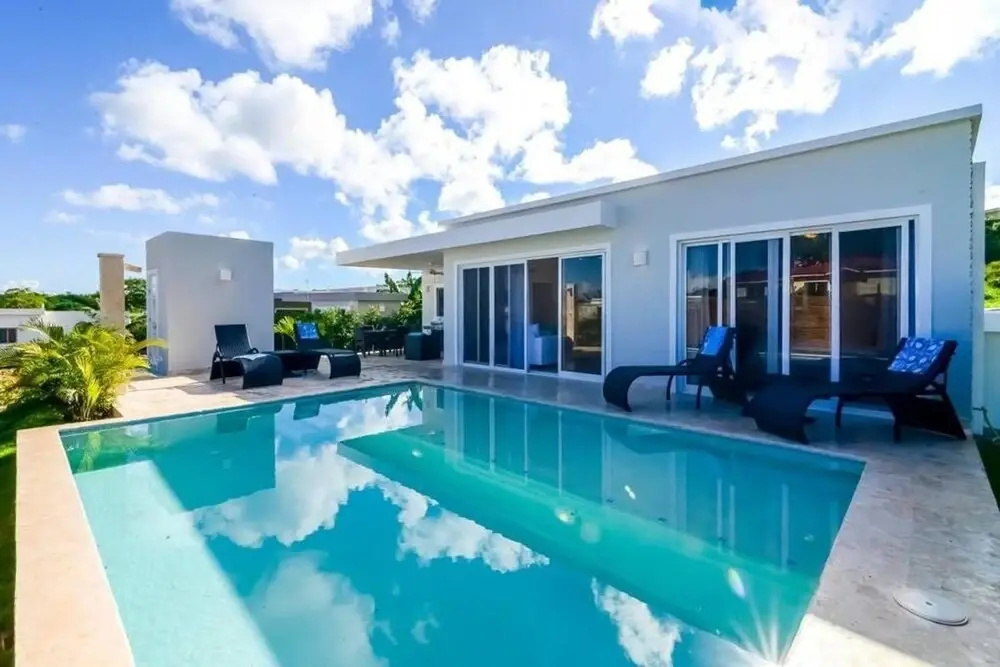 Professionally Decorated Open Concept Villa