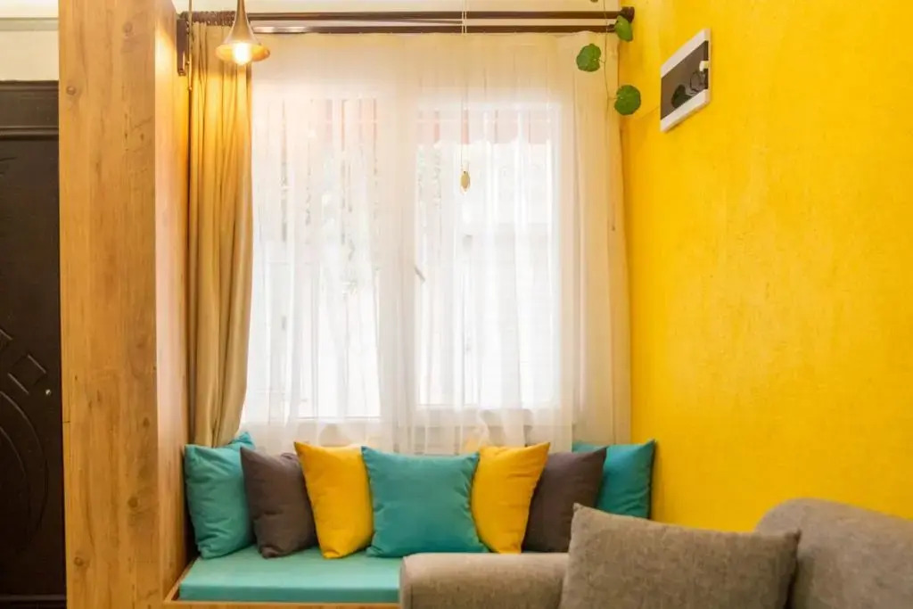 Central and Colorful Studio Flat in Alsancak