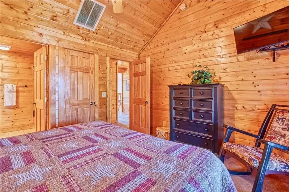 Smoky Mountain Retreat - Five Bedroom Cabin