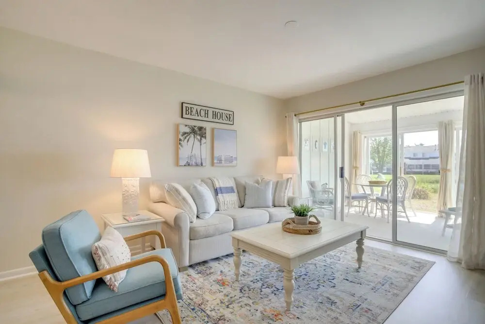 Porch & Water Views: Getaway in Mallard Lakes