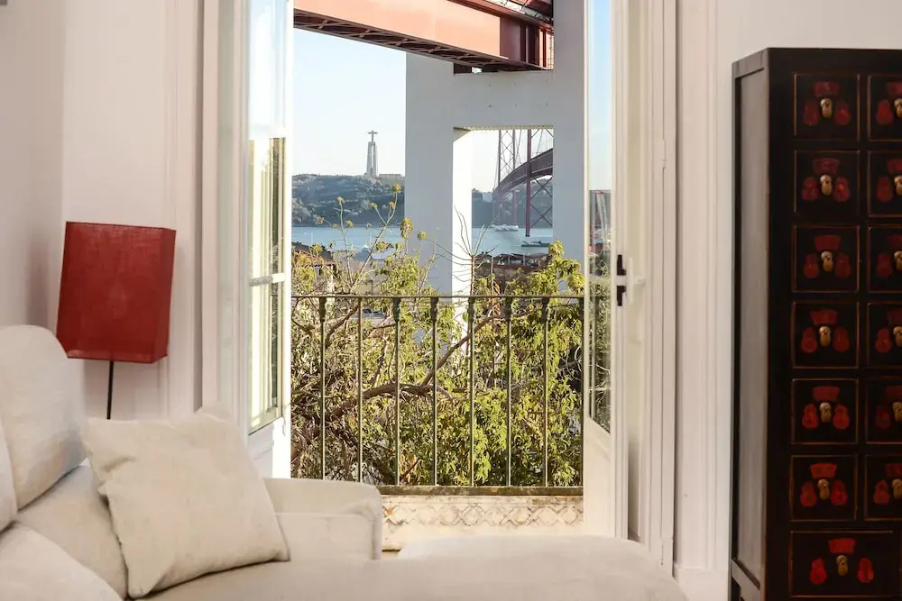 Bright Apartment with River View